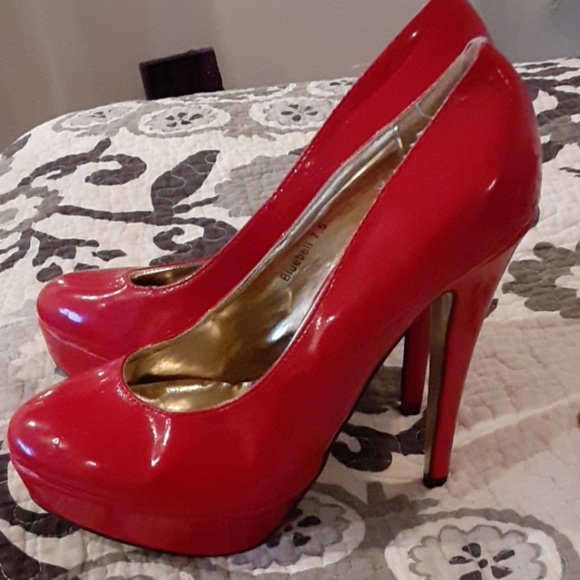 Red pumps - Picture 2 of 3